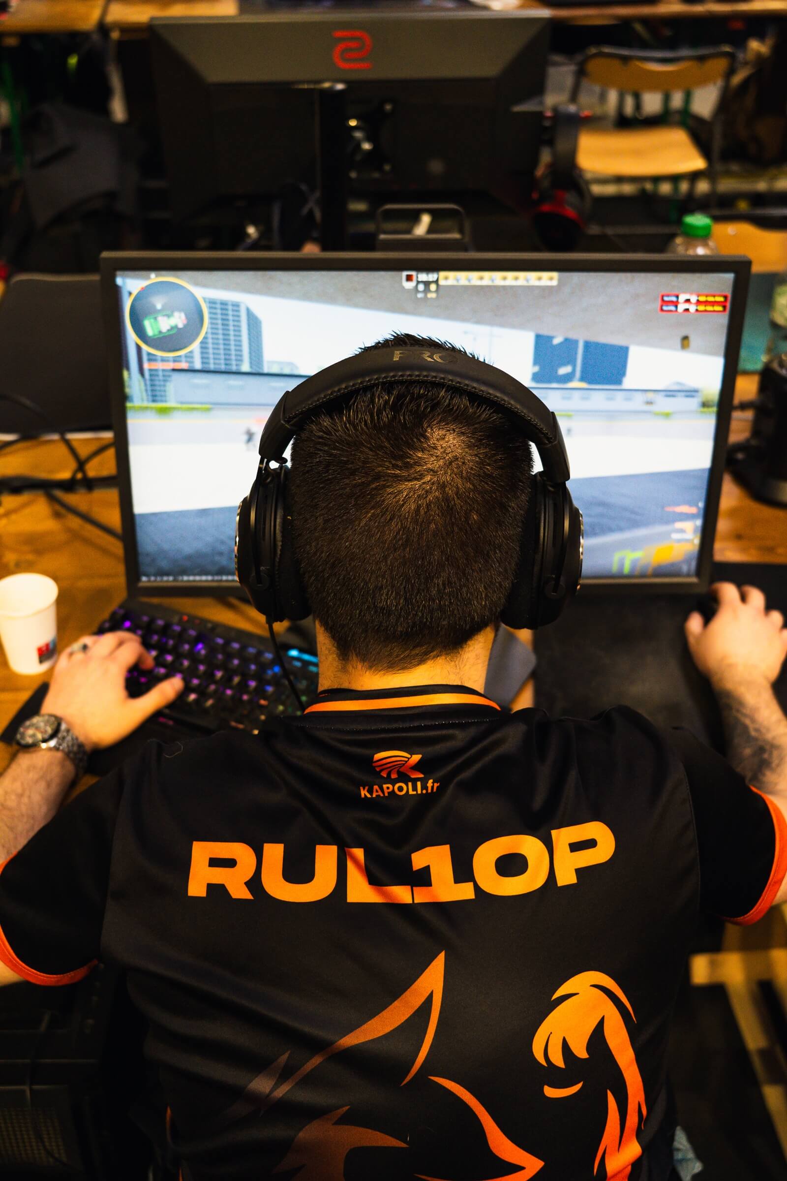 Julien Rul1Op Serrand, joueur Counter-Strike lors d'une LAN
